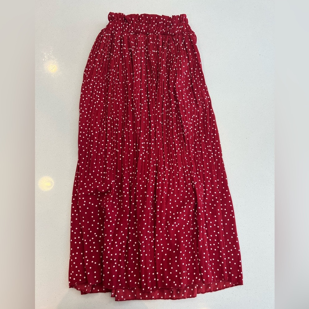 Beautiful midi skirt. Stretch waist. Size small. Never been worn.